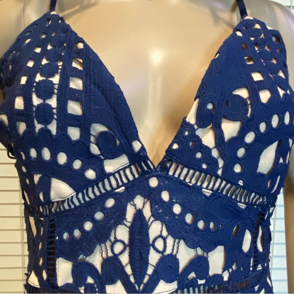 Gianni Bini Crochet Overlay Bodycon Midi Dress Navy Blue over Nude Sz Medium NWT - Picture 2 of 7